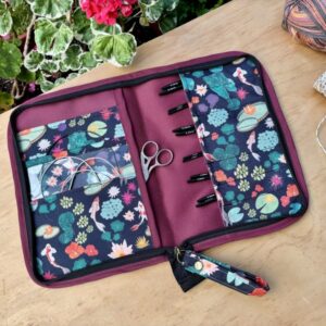 Estuche para palillos circulares - Peces koi fondo oscuro (burdeo)