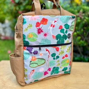 Mochila Notebook - Peces koi fondo claro (camel)